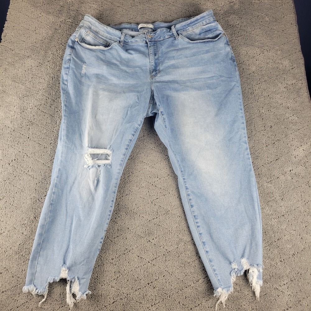 Judy Blue Light Wash Distressed Boyfriend Jeans